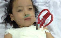 Kinh hãi bé gái 5 tuổi bị kéo cắt đâm xuyên ngực