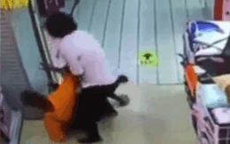 Bố vô tình ngã đè chết con trai