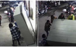 Tủ gửi đồ siêu thị bất ngờ đổ ập vào người khiến bé trai chết thảm