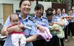 8 bé được giải cứu khỏi ổ buôn người mong chờ cha, mẹ