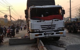 Xe tải tông nát dải phân cách, tài xế bị thương nặng