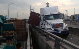 Xe container tự va chạm gây náo loạn giao thông trên cầu Phú Mỹ