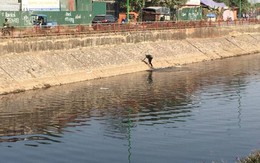 Hà Nội: Bị truy đuổi, nam thanh niên lao mình xuống dòng sông thối