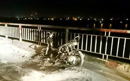 Hà Nội: Say rượu, nam thanh niên đốt xe trên cầu Chương Dương