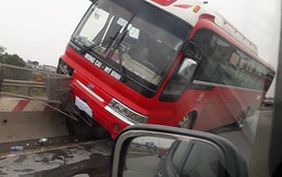 Hà Nội: Xe khách lao lên dải phân cách, nhiều hành khách la hét thất thanh