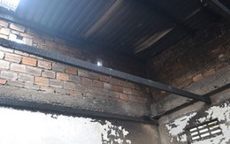 Hai cháu bé kêu khóc trong căn nhà bốc cháy khóa trái cửa