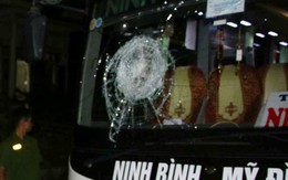 Hai thanh niên chở cả ba lô đá đi ném xe khách, 2 người bị thương