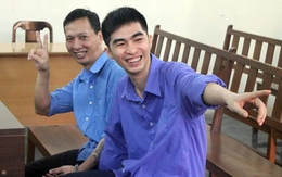 Hầu tòa tội giết người vẫn cười tươi, tạo dáng khi chụp hình