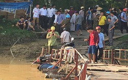 Hai người đàn ông bay xuống sông sau cú tông xe máy trên cầu