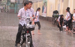 Hà Nội: Nhiều trường cho học sinh nghỉ vì bão “Thần Sét”