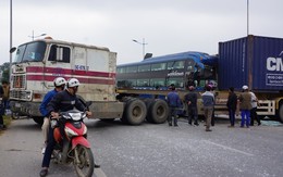 Hơn chục người thoát chết khi ôtô khách đâm xe đầu kéo