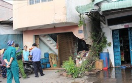 Hốt hoảng chạy thoát thân khi xe tải lao thẳng vào nhà