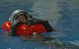 Học phi công Pháp kỹ năng sinh tồn khi nhảy dù xuống biển