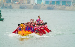 Háo hức xem đua thuyền rồng tại lễ hội làng cá Cát Hải