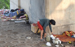 Hình ảnh thê thảm của 2 người đàn ông vô gia cư dưới gầm cầu Vĩnh Tuy