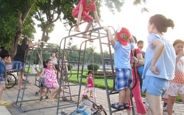 Công viên giữa lòng Hà Nội: Tội nghiệp con trẻ phải chơi đồ… cũ, rách