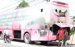 Xe giường nằm chở 30 khách bốc cháy trên đường