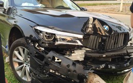 Đà Nẵng:  Khách lái thử làm xe sang BMW tan nát vì đâm gãy cây xanh