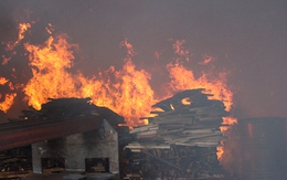 Hải Dương: Cháy dữ dội tại xưởng chứa gỗ