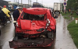 Ba người kêu cứu trong ôtô bị húc văng 10 m