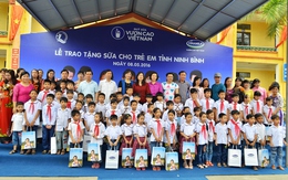 Vinamilk và Quỹ sữa Vươn cao Việt Nam năm 2016 trao tặng sữa cho 40.000 trẻ em ở 40 tỉnh thành trên cả nước