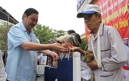 Khám bệnh, phát thuốc miễn phí và tặng quà cho gia đình chính sách ở Quảng Nam