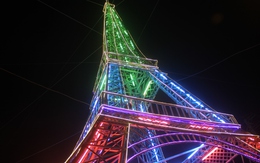 Nghệ An: Người dân dựng "tháp Eiffel" để đón Giáng sinh