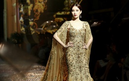 Hoa hậu Thu Thảo mặc váy đính đá quý, lần đầu diễn catwalk