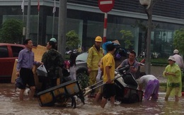 Mưa lớn đầu mùa, Hà Nội giao thông tê liệt, đường biến thành sông