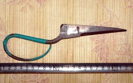 Dùng kéo đâm thủng ngực bạn vì mâu thuẫn lúc xem tivi