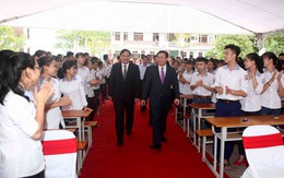 Phó Thủ tướng Vương Đình Huệ về trường cũ dự lễ khai giảng