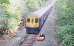 Nhân viên đường sắt dũng cảm lao mình cứu người khi đoàn tàu ầm ầm đi tới