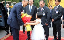 Tổng thống Obama nói gì khi được bé gái tặng hoa ở Phủ Chủ tịch?