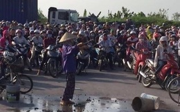 Hải Dương: Dân chặn cổng khu công nghiệp đổ chất thải ra đường