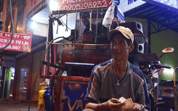 “Lão gàn” nghèo suốt 12 năm sửa xe miễn phí cho người tàn tật