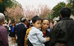 Lễ hội hoa anh đào Hà Nội không còn chỗ chen chân chụp ảnh