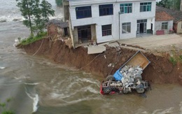 10 xe tải lao xuống dòng nước lũ cứu đê vỡ