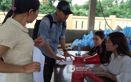 MC Phan Anh trao quà cho dân vùng lũ: "Mọi người thương con thì xếp hàng ngay ngắn vào ạ"