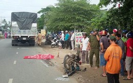 Mẹ chết, con 7 tuổi thương nặng vì bị xe tải tông