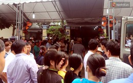 Mẹ gào khóc, cha nén đau thương trong lễ tang con trai bị nước cuốn trôi xuống cống