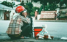 Mẹ tay xách nách mang quà quê lên phố thăm con gây xúc động dân mạng