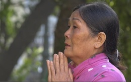 Mẹ Vũ Văn Tiến vái lạy gia đình nạn nhân vụ thảm sát