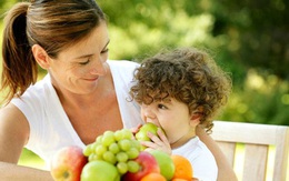 Cho trẻ ăn hoa quả thay rau có được không?
