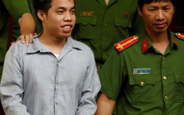 Nam thanh niên buôn ma túy cười tươi vì thoát án tử