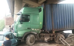 Tài xế thoát chết khi xe container đâm bẹp xế hộp