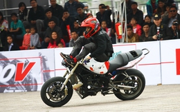 "Choáng" với những màn làm xiếc trên mô tô của các biker Việt