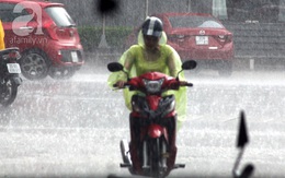 Người Hà Nội thích thú với cơn mưa "vàng" giải nhiệt giữa trưa oi bức