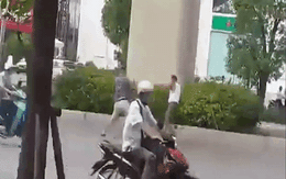 Nam thanh niên cầm gậy vụt ông bác giữa đường gây phẫn nộ