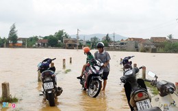Lội bì bõm dọn dẹp sau ba ngày leo nóc nhà