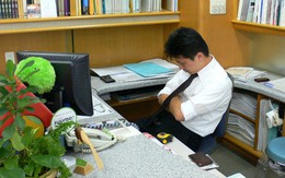 Cách chức Phó trưởng phòng ngủ gật trong giờ hành chính